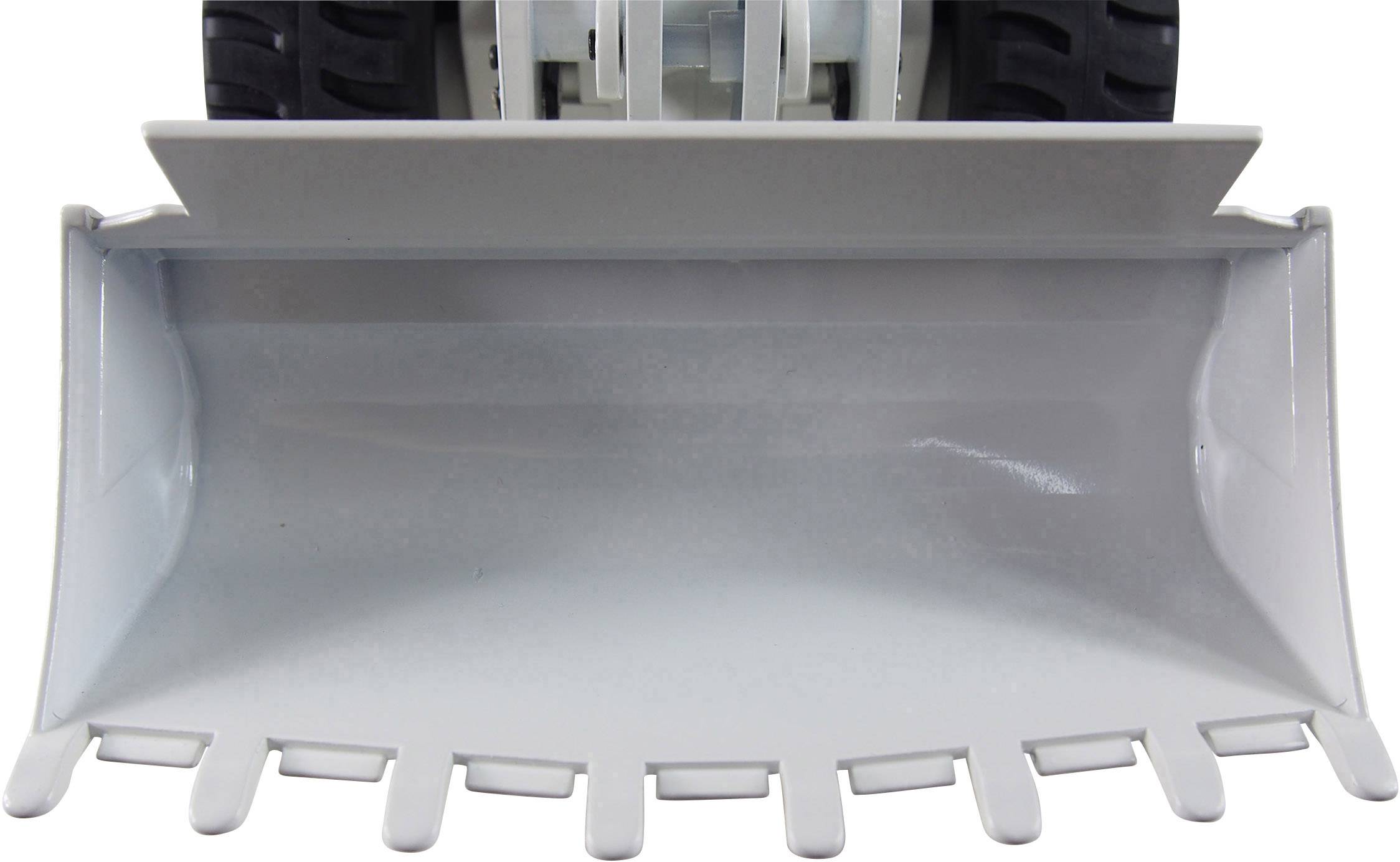 Ein Schneepflug mit großer, breiter Schaufel aus Metall, bereit zum Schneeräumen. Schaufel hat mehrere gleichmäßig verteilte Zinken am unteren Rand.