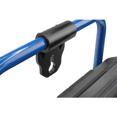 Ein blauer Metallgriff mit einem schwarzen Kunststoffhaken aus großer Nähe, montiert an einem Gerät oder einer Vorrichtung.
