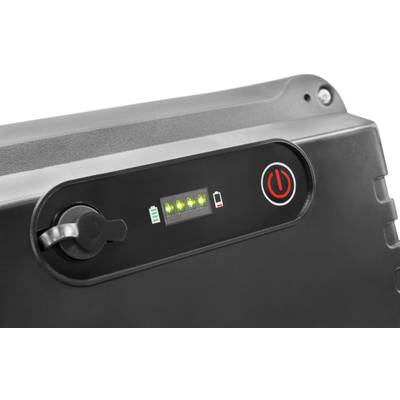 Ein schwarzer Akku mit Ladezustandsanzeige: vier grüne LEDs und eine rote Einschalt-Taste. Akku ist fast voll geladen.