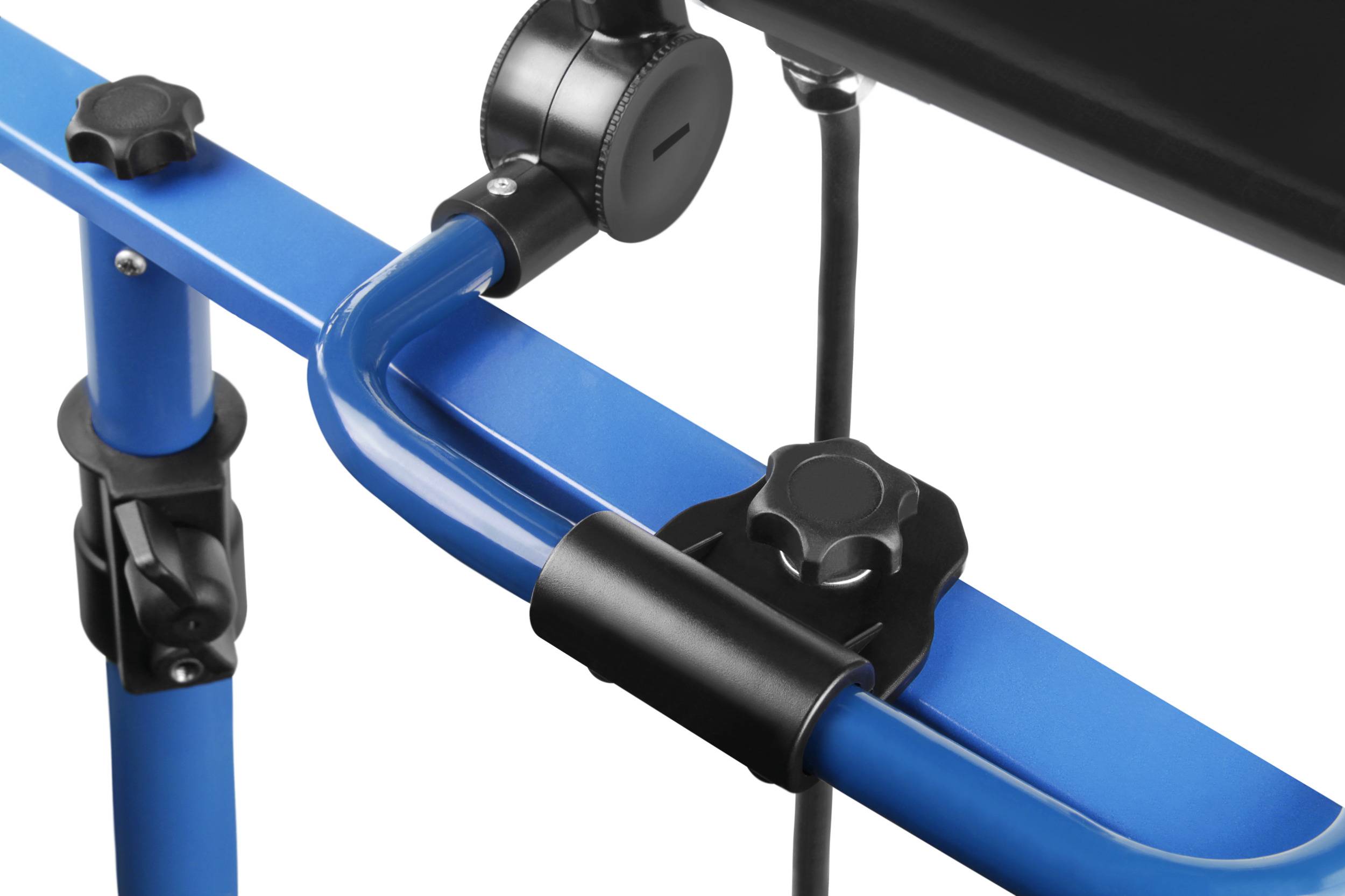 Nahaufnahme eines blauen Metallrahmens mit schwarzem Drehknopf und Griff. Der Rahmen ist Teil eines Rollators oder ähnlichen Gehhilfsmittels.