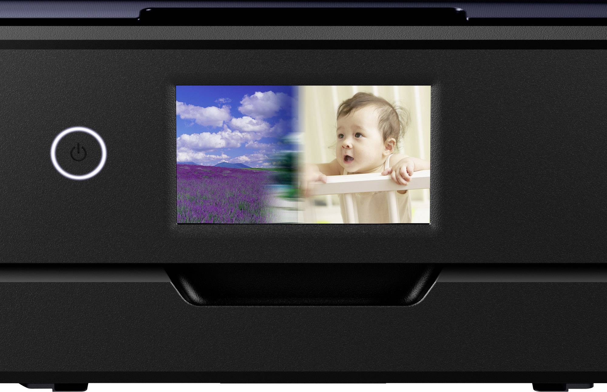 Ein Drucker mit einem Bildschirm, der zwei Bilder zeigt: links ein Lavendelfeld und rechts ein Kind, das über ein Geländer schaut.