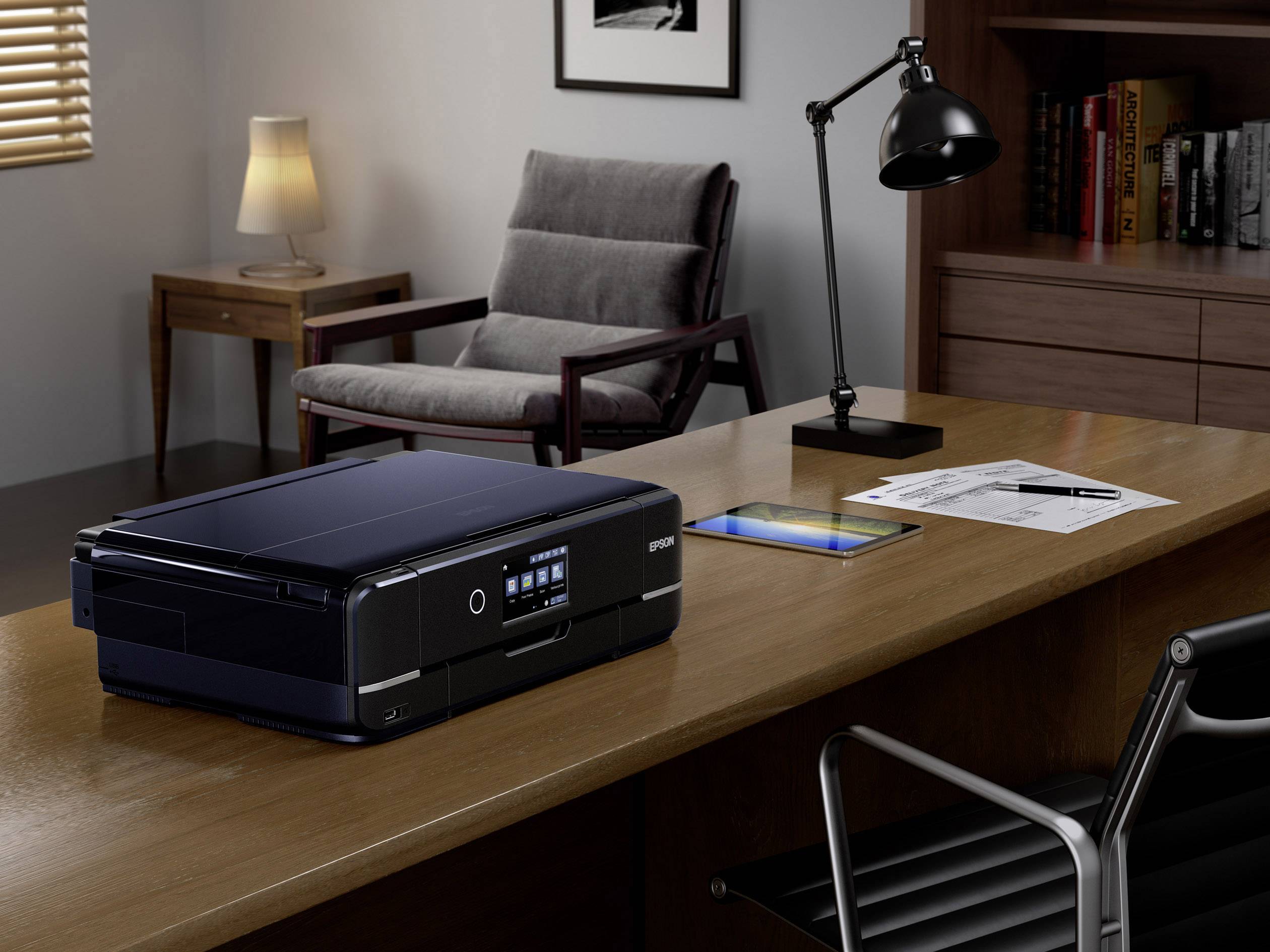 Ein moderner Drucker steht auf einem Holzschreibtisch in einem stilvoll eingerichteten Büro mit Lampe, Stuhl und Tablet.