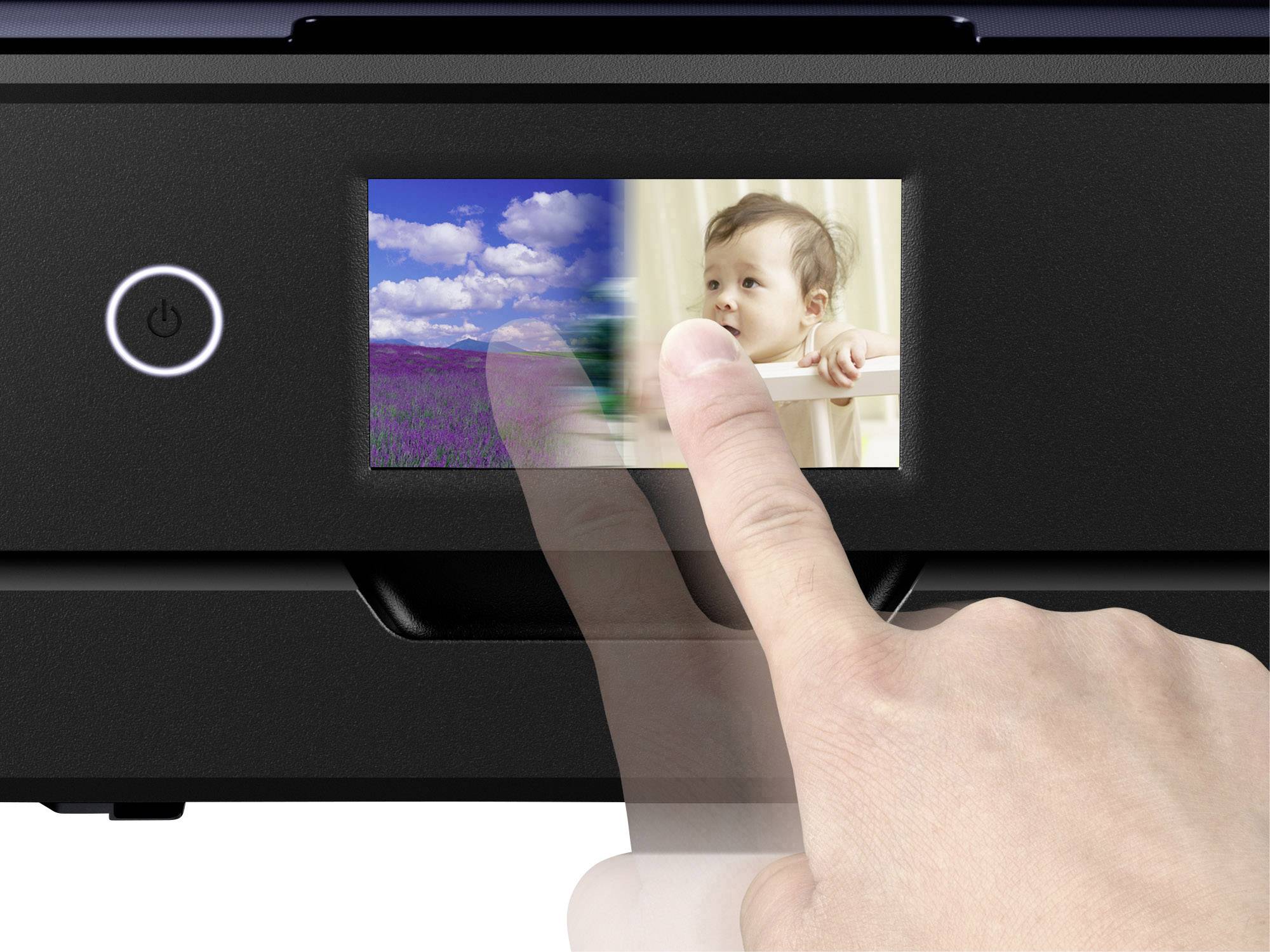 Ein Finger wischt auf einem Druckerbildschirm von einem Landschaftsbild zu einem Babyfoto, um den Fotodruckmodus auszuwählen.