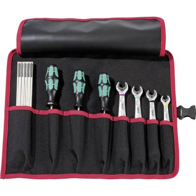 Ein offenes Werkzeugset mit Schraubendrehern und Ringschlüsseln in einer schwarzen Tasche mit rotem Rand.