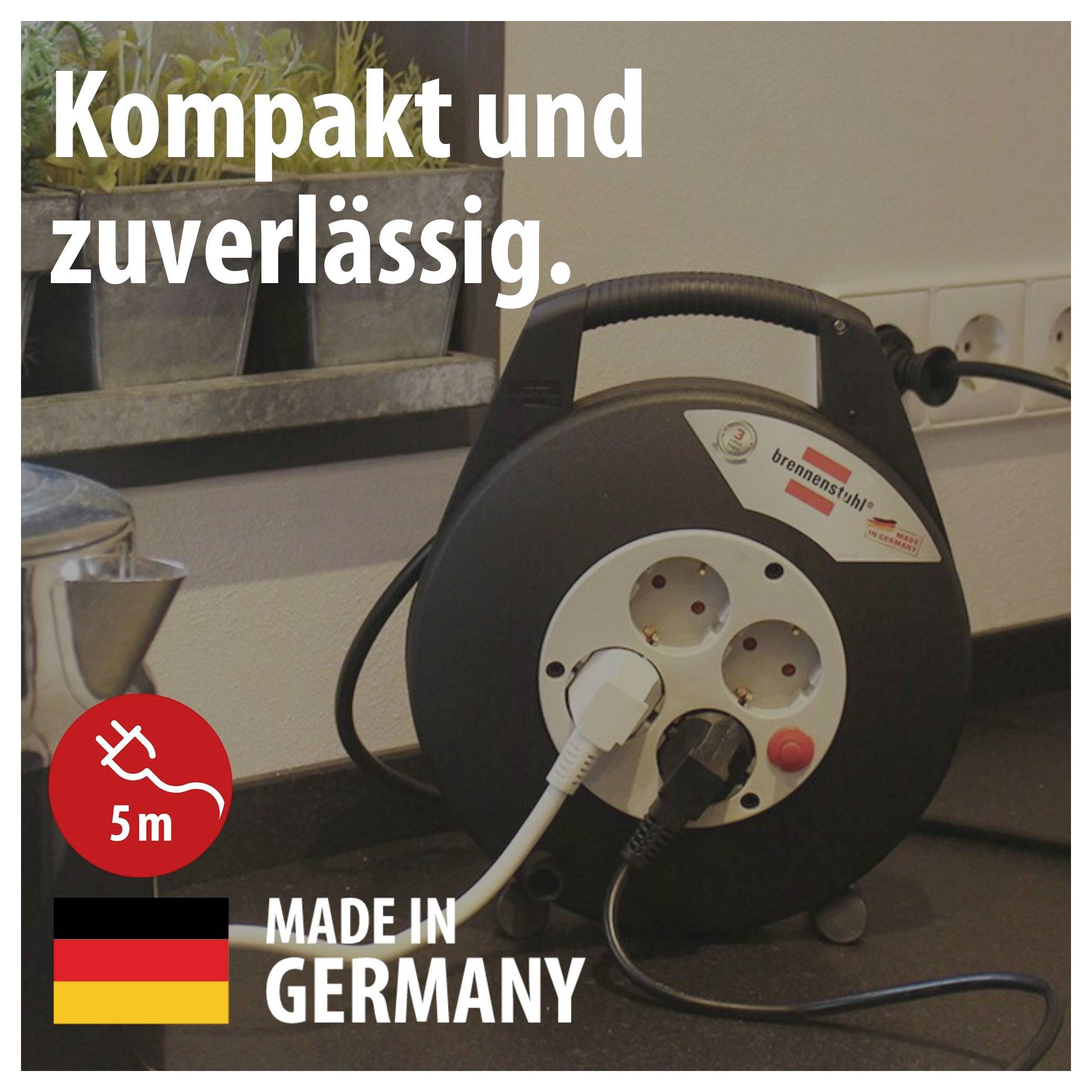 Werbebild einer kompakten Kabeltrommel auf einer Küchenarbeitsfläche mit dem Text 'Kompakt und zuverlässig.', 5 m und 'Made in Germany'.