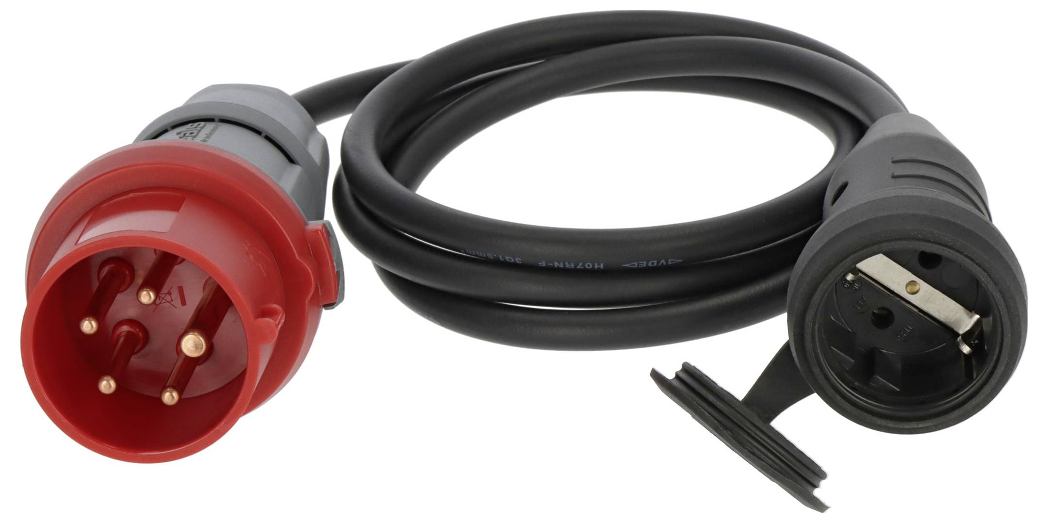 Rotes Industriestromkabel mit einem 5-poligen Stecker auf der einen Seite und einem schwarzen Anschluss auf der anderen Seite, aufgerollt auf weißem Hintergrund.