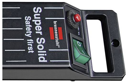 Nahaufnahme einer schwarzen Brennstuhl-Steckerleiste mit rotem Schalter und grünem Ein-/Ausschalter, beschriftet mit „super Solid" und „safety first".