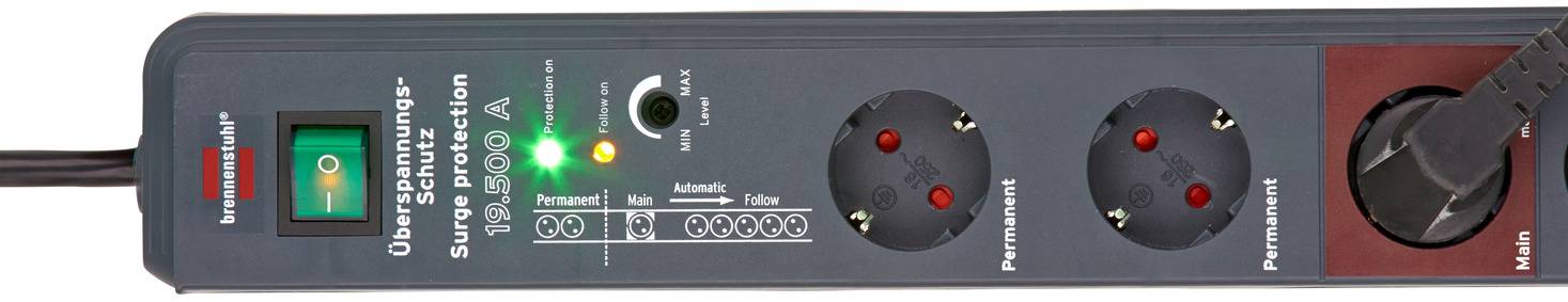 Steckdosenleiste mit zwei Schuko-Steckplätzen, Überspannungsschutz und grün leuchtender Kontrollanzeige. Links ein Einschalter, rechts ein eingestecktes Kabel.