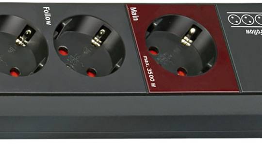 Schwarze Steckdosenleiste mit drei Steckplätzen. Der rechte Steckplatz ist rot markiert mit der Aufschrift 'Main max.: 3500 W'.