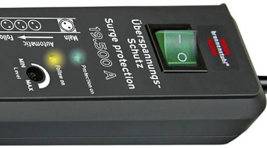 Steckdosenleiste mit Überspannungsschutz, grünem Schalter und Anzeigeleuchten für Schutzstatus.