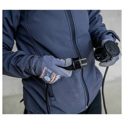 Person in Handschuhen hält einen schwarzen Stromstecker und passende Steckdose und zeigt eine laufende Verlängerungskabelverbindung.