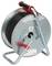Tragbare Schlauch- oder Kabelrolle auf einem Metallständer mit einem rot-schwarzen Griff, vor weißem Hintergrund dargestellt.