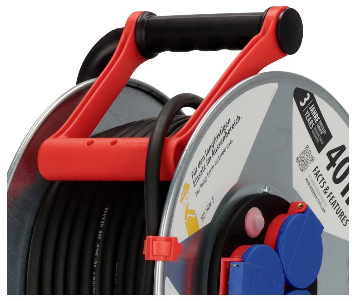 Rote Kabelrolle mit schwarzem Schlauch, rotem Griff und blauen Ausgangsabdeckungen auf einem fahrbaren Spulenwagen.