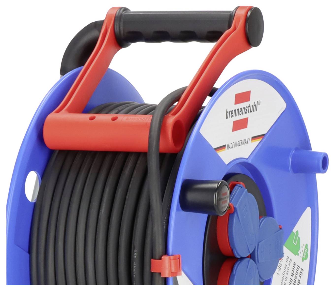 Blaue Kabelrolle mit schwarzem Stromkabel, rotem Griff und „brennenstuhl" Branding, auf weißem Hintergrund abgebildet.