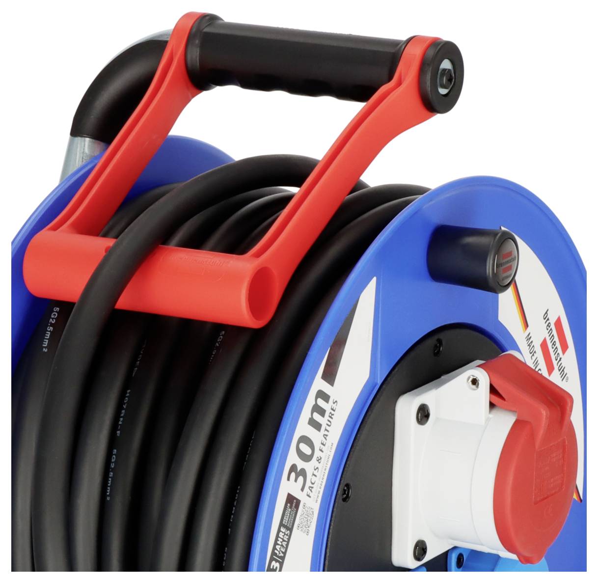 'Nahaufnahme einer Kabeltrommel mit 30 m Verlängerungskabel, rotem Stecker und Tragegriff, geeignet für den Außeneinsatz.'