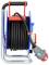 Kabeltrommel mit schwarzem Kabel und rotem Stecker, montiert auf blauem Halter mit Metallgriff. Geeignet für industrielle Anwendungen.