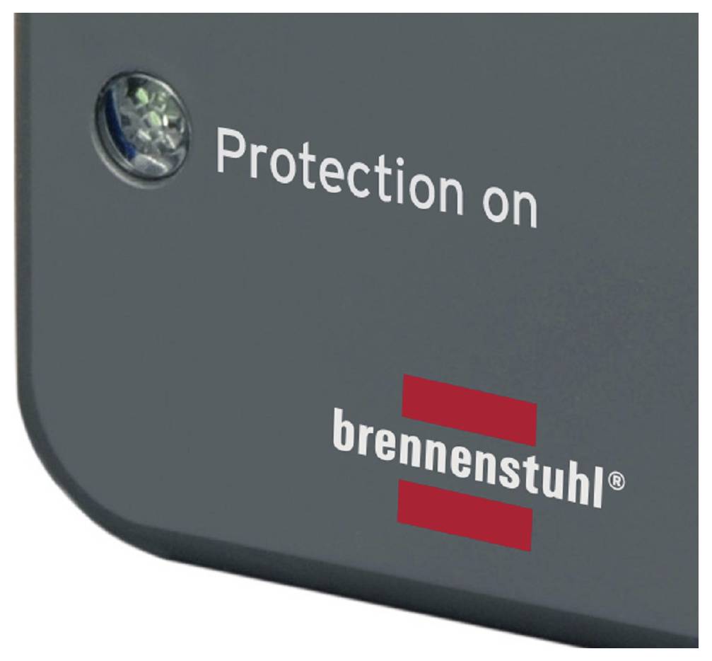 Das Bild zeigt eine Nahaufnahme eines Geräts mit dem Text ‚Schutz aktiviert', und dem Logo von ‚brennenstuhl' in Rot und Weiß.