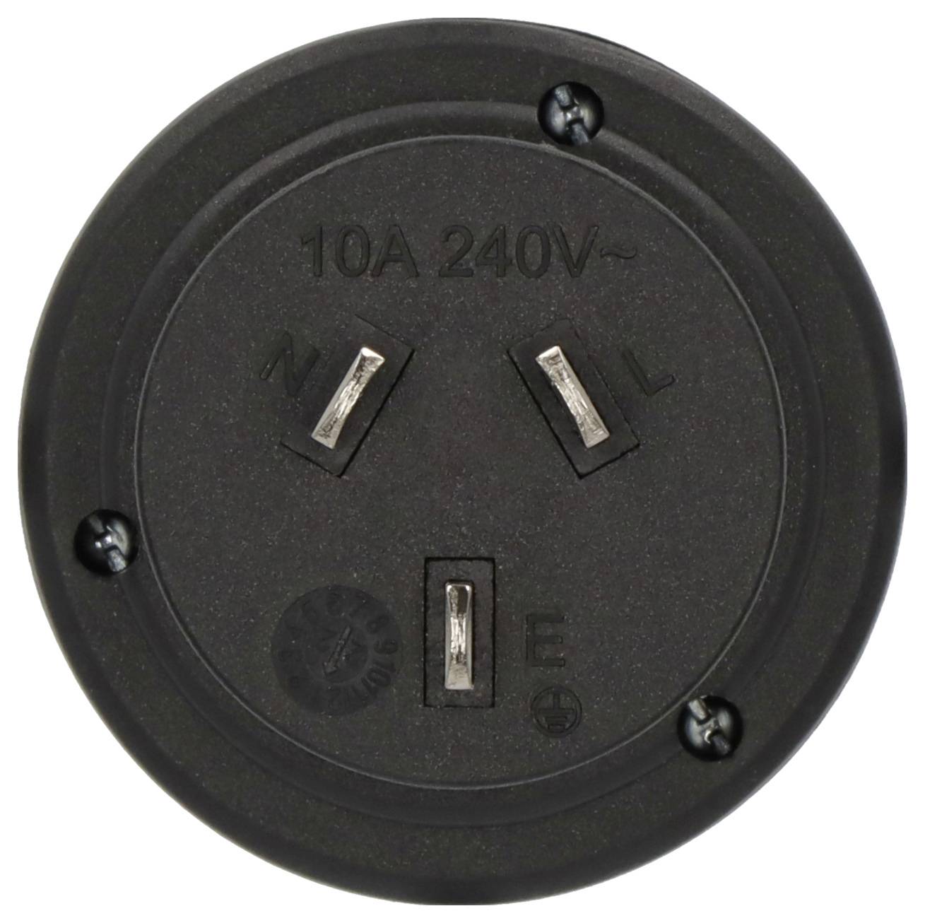 Schwarze 10A 240V Steckdose mit drei abgewinkelten Kontakten, beschriftet mit N, L und E.