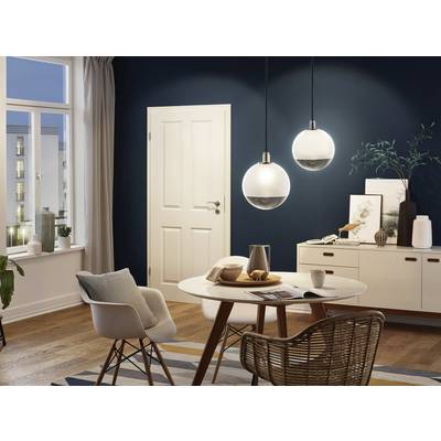 Esszimmer mit rundem Tisch, vier Stühlen und moderner Beleuchtung. Dunkle Wand, Fenster mit Vorhängen, hölzerner Boden und Kommode im Hintergrund.