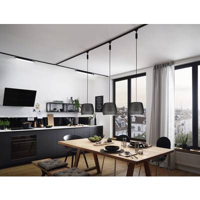Moderne Küche mit Esstisch und Hängelampen, blick auf Stadtsilhouette durch große Fenster. Schlichte Möbel in dunklen Tönen.