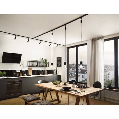 Küche mit modernem Design: schwarzer Schrank und Geräte, hölzerner Esstisch mit gedecktem Geschirr, große Fenster mit Stadtblick.