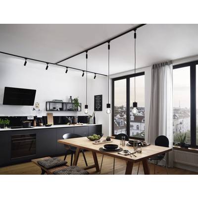 Eine moderne Küche mit Essbereich. Dunkle Schränke, Holztisch mit Gedeck für zwei Personen. Große Fenster mit Stadtblick.