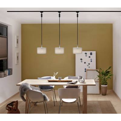 Esszimmer mit Holzstuhl- und Tischset, beige Wände und modernen Deckenlampen. Weiße Pinnwand mit Notizen und Pflanze in Ecke.