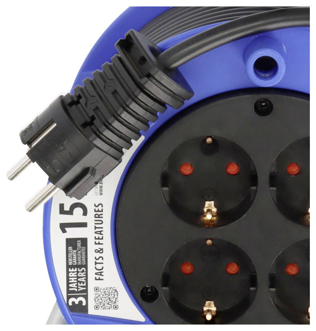 Ein schwarzer Eurostecker ist an eine blaue Kabeltrommel mit mehreren Steckdosen angeschlossen, auf der '3 Jahre' und '15' steht.