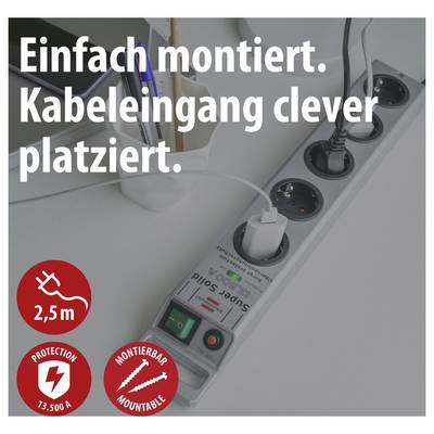 Steckdosenleiste unter dem Schreibtisch mit Kabelzuführung; Text: 'Einfach montiert. Kabeleingang clever platziert.' sowie 2,5 m, 13.500 A, montierbar.