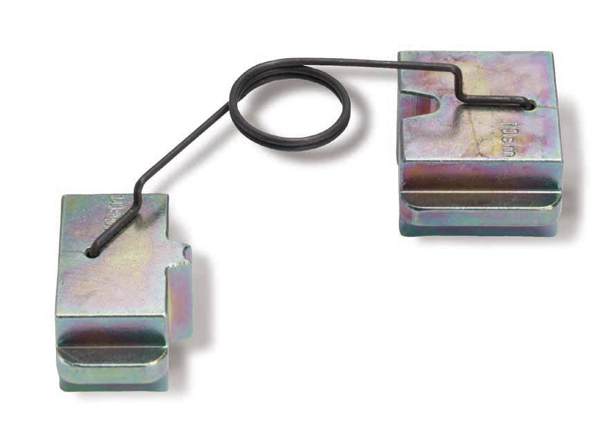 Zwei metallische Platten, verbunden durch einen dünnen Draht mit einer Schlaufe. Möglicherweise Teil einer mechanischen Vorrichtung.