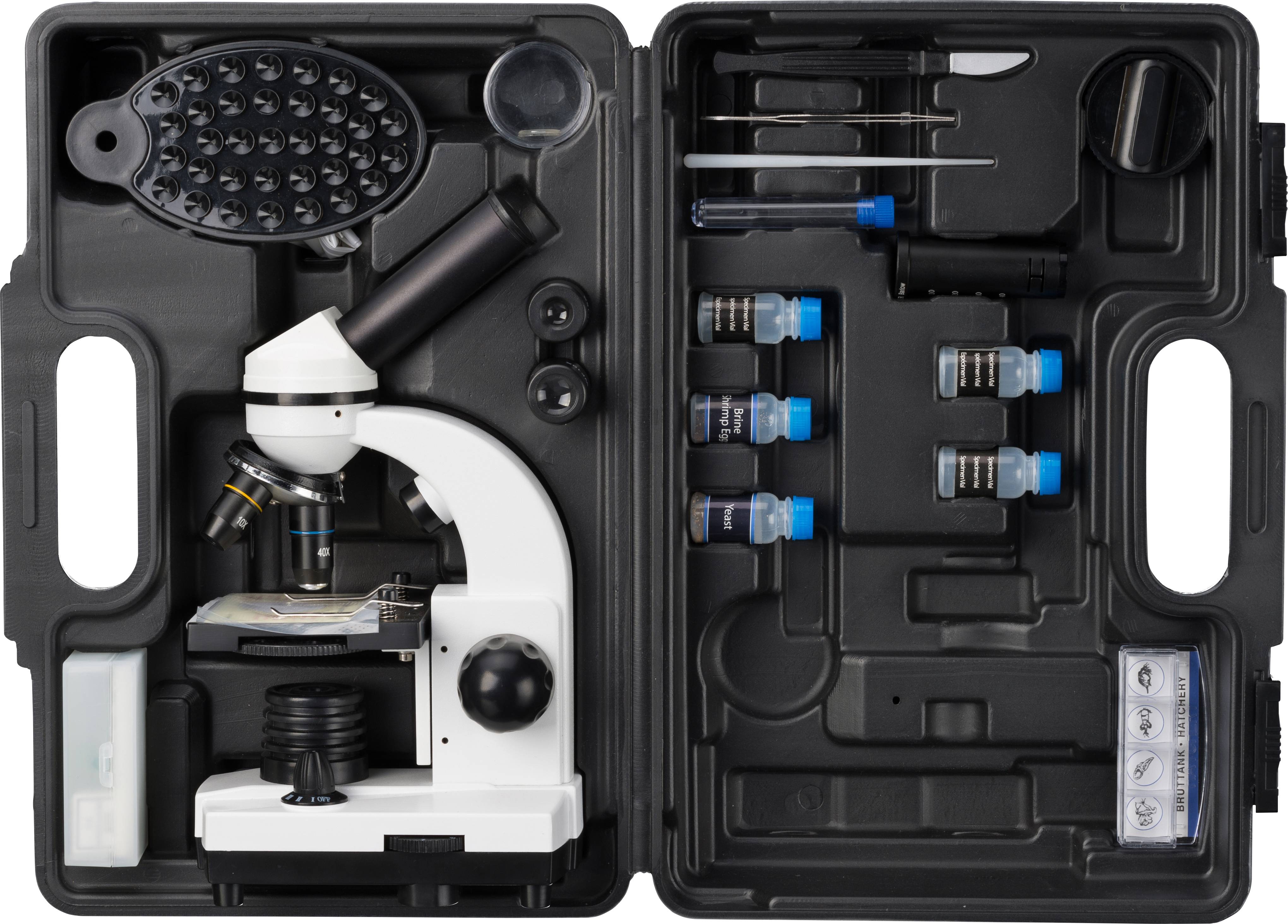 'Ein Mikroskop-Kit mit Objektiven, Testgläsern und zusätzlichem Zubehör in einem Kunststoffkoffer, bereit für wissenschaftliche Experimente.'