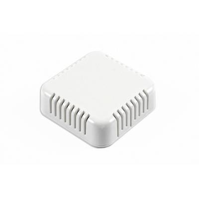 Ein quadratischer weißer Sensor mit Lüftungsschlitzen an den Seiten, vermutlich zur Erfassung von Umgebungsdaten.