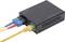 Ein schwarzer PoE-Medienkonverter mit zwei Glasfaserkabeln und einem gelben Ethernet-Kabel ist verbunden.