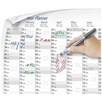 Jahresplaner mit handschriftlichen Notizen: 'MÜ', 'TOM', 'FFM', 'P.10.00', 'KO'. Eine Hand hält einen blauen Stift, markiert Rot.
