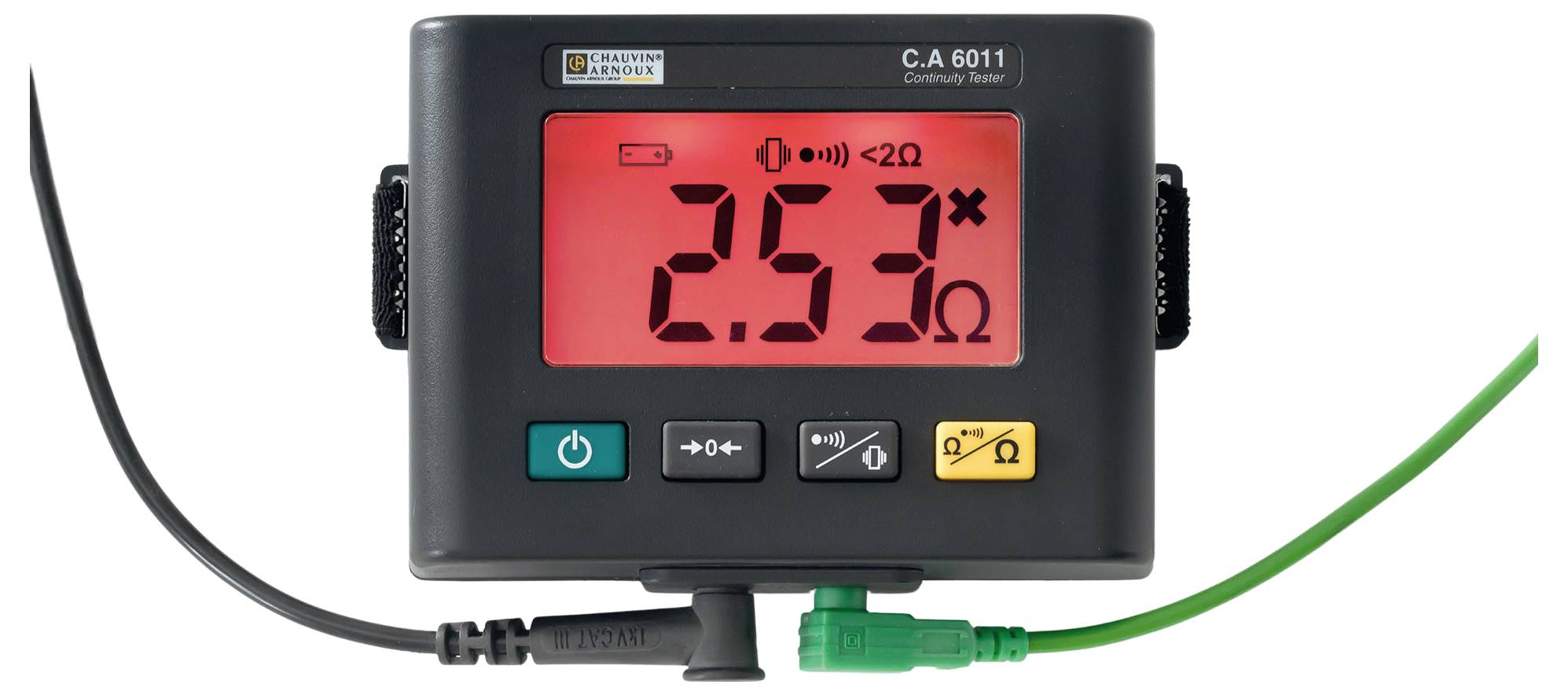 Ein digitales Gerät mit rotem Display zeigt '2.53 Ω'. Es hat mehrere Bedientasten und zwei angeschlossene Kabel.