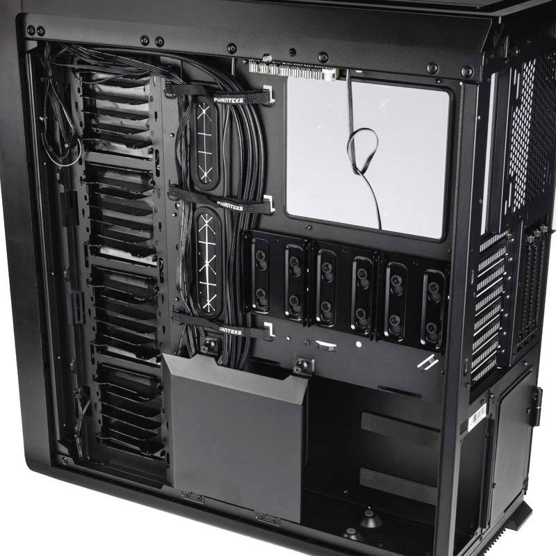 Ein weitgehend leeres Computergehäuse mit eingebauten Lüftern und sichtbaren Kabeln, bereit für den Einbau von Hardwarekomponenten.