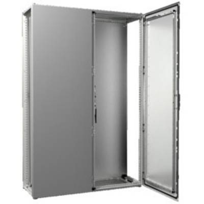Grauer, offener Metallschrank mit einer Tür an der rechten Seite. Der Schrank ist leer und zeigt eine Innenansicht.