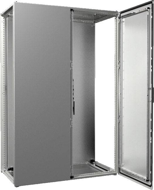 Ein offener, grauer Metallschrank ohne sichtbaren Inhalt, mit einer geöffneten Tür, geeignet für technische Installationen.