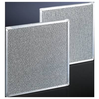 Zwei graue Metallfilter nebeneinander auf schwarzem Hintergrund. Sie zeigen eine wabenartige Struktur und glänzen leicht.