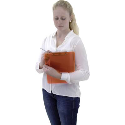 Eine Frau steht mit einem orangefarbenen Klemmbrett und schreibt etwas auf einem Blatt Papier.
