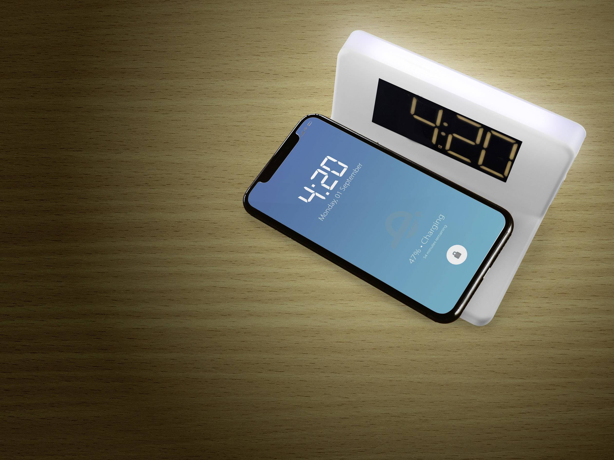 Kombi-Gerät: Digitaluhr samt Weckfunktion, Nachtlicht und Qi-Ladefunktion