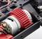 Ein roter Kühlkörper ist auf einem Elektromotor in einem technischen Gerät montiert. Drähte sind mit dem Motor verbunden.