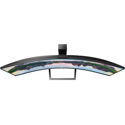 Gebogener Ultrawide-Monitor von oben, zeigt ein farbenfrohes Panorama einer Berglandschaft bei Sonnenuntergang.