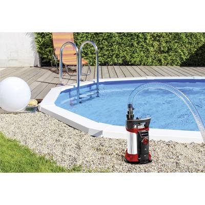 'Gartenteichpumpe neben einem gefüllten, runden Pool mit Leiter, umgeben von einer Holzterrasse und einem Liegestuhl.'