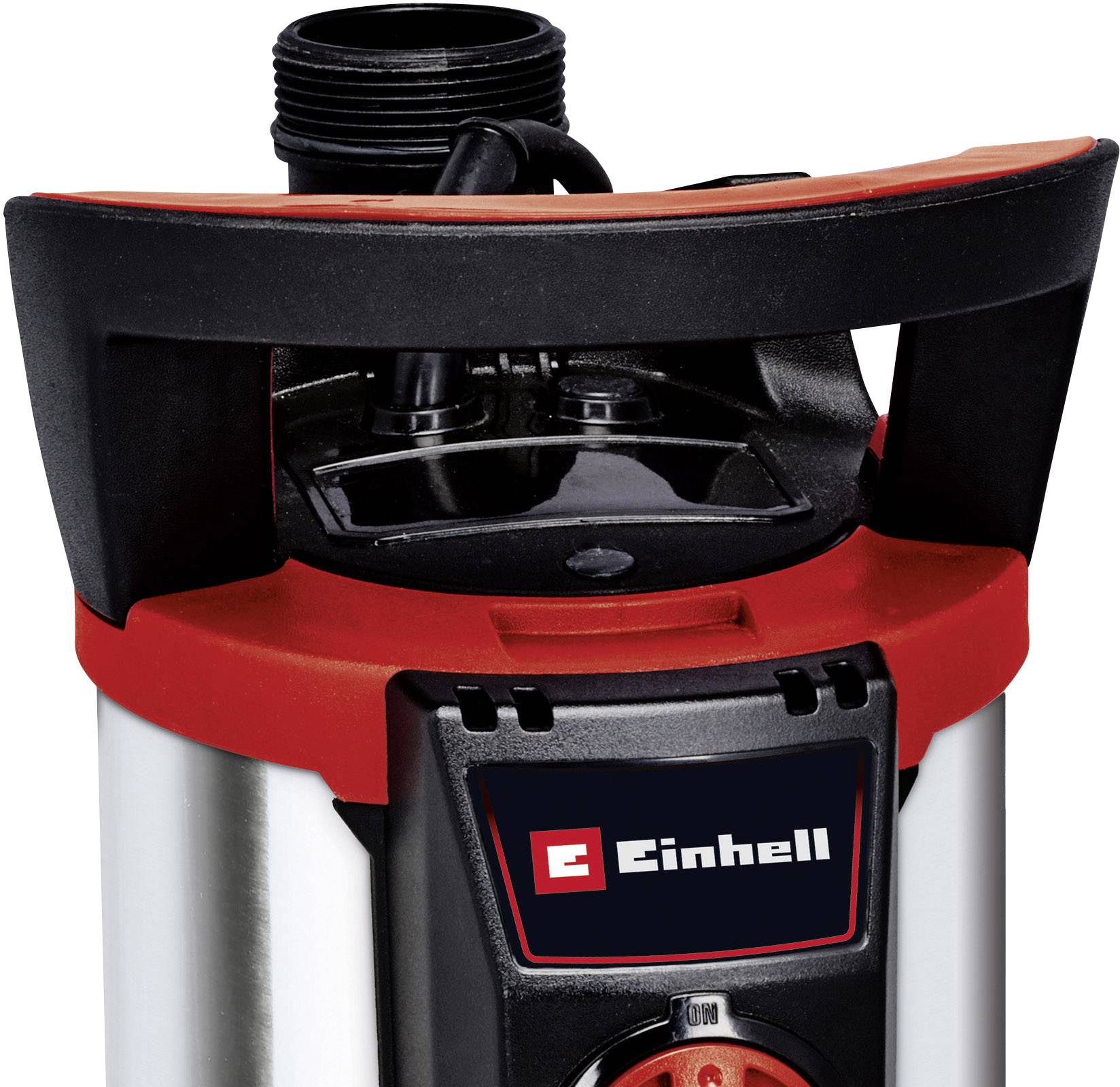 'Einhell' Tauchpumpe. Schwarzes Gehäuse mit rotem Detail. Oberseite mit Wasseranschluss und Griff zum Tragen.