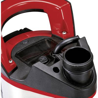 Nahaufnahme einer schwarzen und roten Wasserpumpe mit Einfüllstutzen und Griff. Verwendet für das Pumpen von Flüssigkeiten.