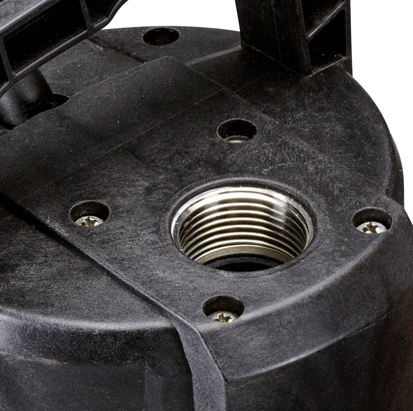 Nahaufnahme eines schwarzen Kunststoffteils mit einem metallenen Innengewinde in der Mitte und vier Schraubenlöchern.