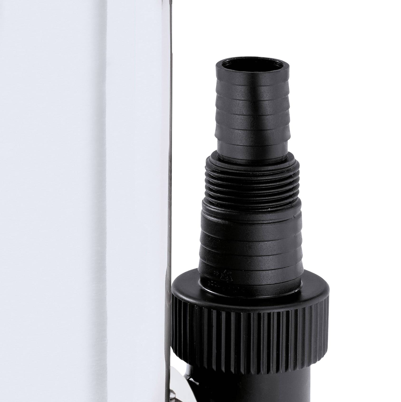 Eine schwarze, geriffelte Kunststoffdüse ist seitlich an einem weißen Gerät befestigt.