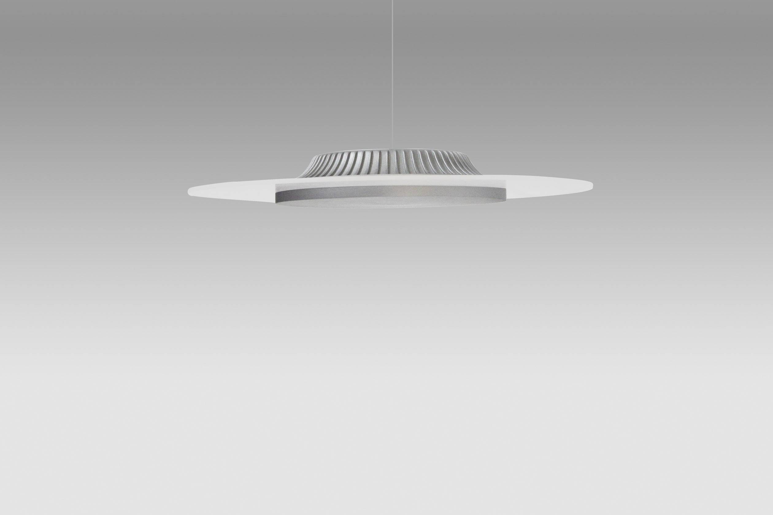 Eine moderne, runde Deckenleuchte mit grauem Schirm hängt vor einem grauen Hintergrund. Sie wirkt stilvoll und minimalistisch.