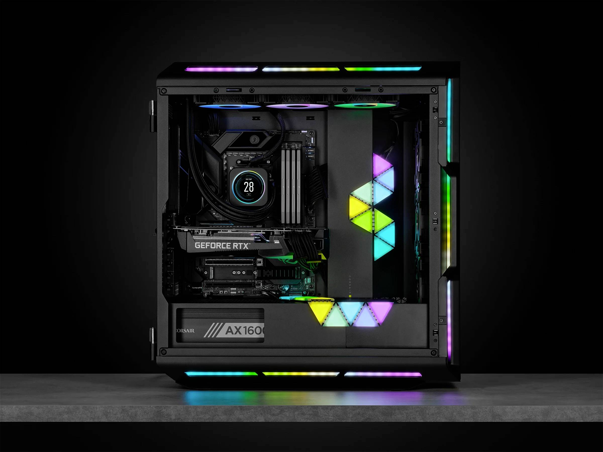 Gaming-PC mit sichtbarer RGB-Beleuchtung und leistungsstarker Grafikkarte. Innenansicht mit beleuchteten Lüftern und Komponenten.